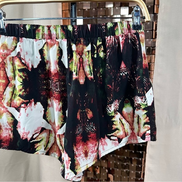 Seductions Floral Shorts w Elastic Waist Size Medium - Picture 3 of 10